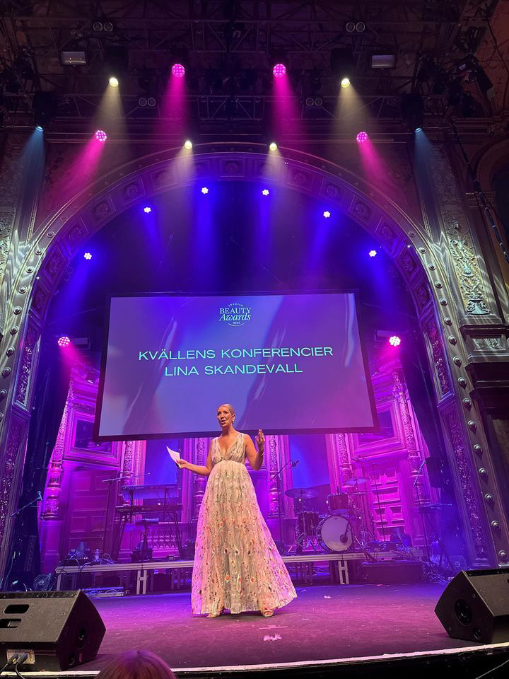 Lina Skandevall som konferencier på Swedish Beauty Awards på Berns 2024