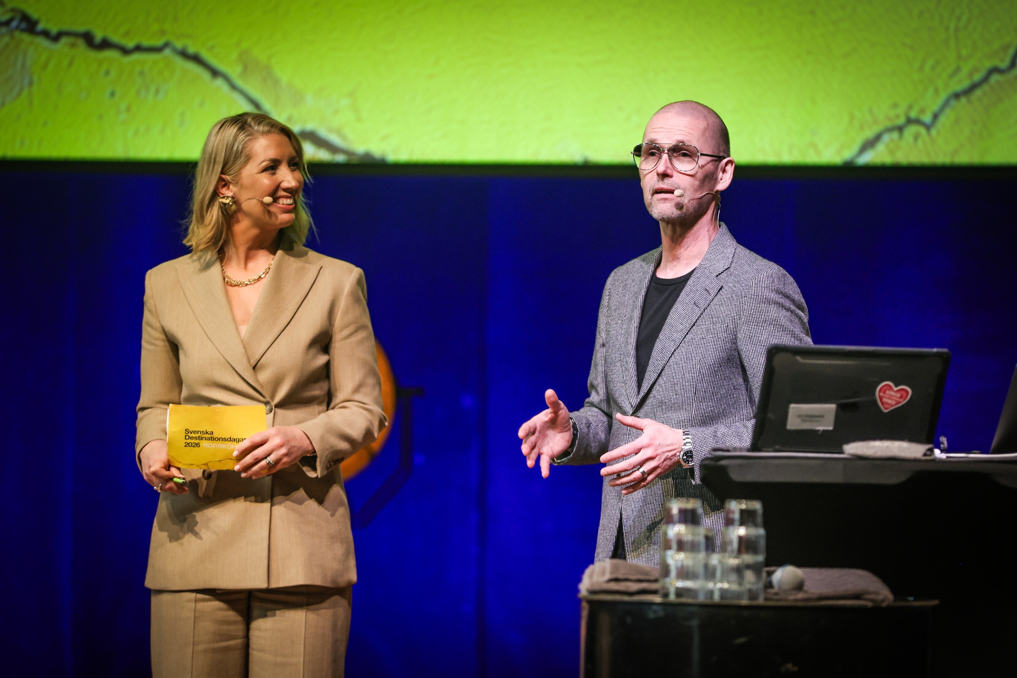 Lina Skandevall modererar ett samtal på Svenska Destinationsdagarna 2026