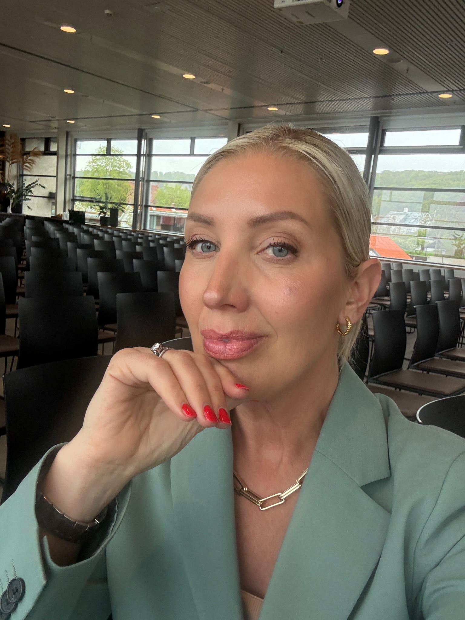 Lina Skandevall i konferenslokalen före sin föreläsning på Svenska Spa-dagarna